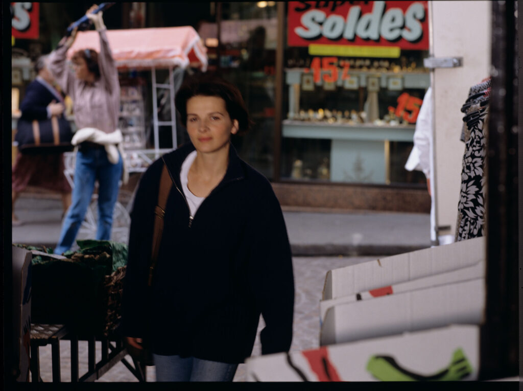 Juliette Binoche (jako Julie) w scenie na paryskiej ulicy. Za nią podąża Brigitte Taillanier (operator dźwięku).