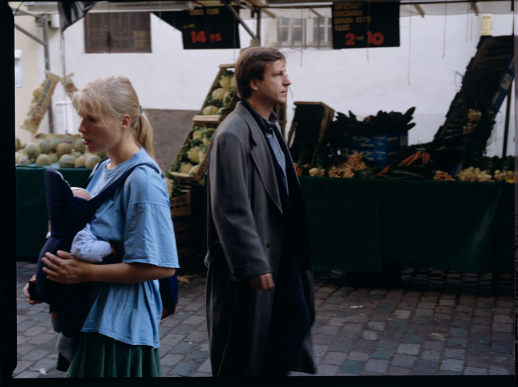 Oliviere (Benoît Régent) przemierza ulicę w poszukiwaniu Julie.