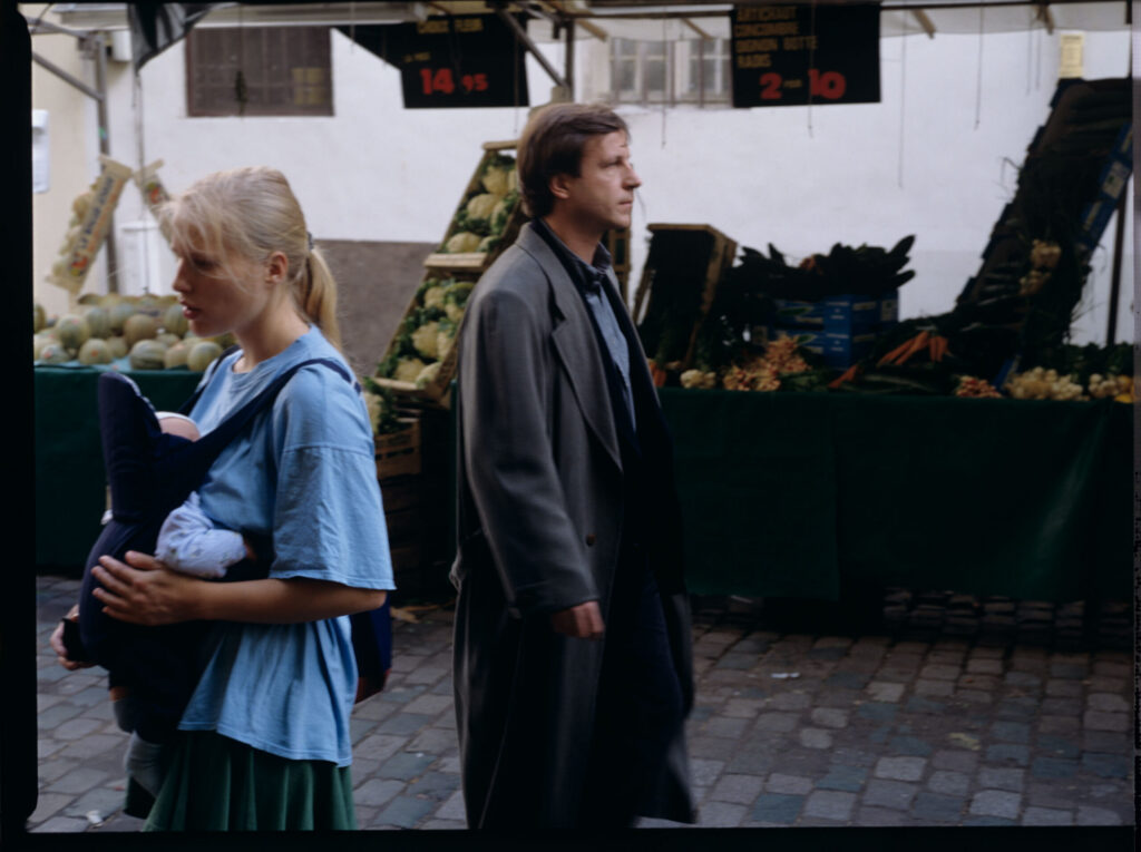Oliviere (Benoît Régent) wanders the street looking for Julie.