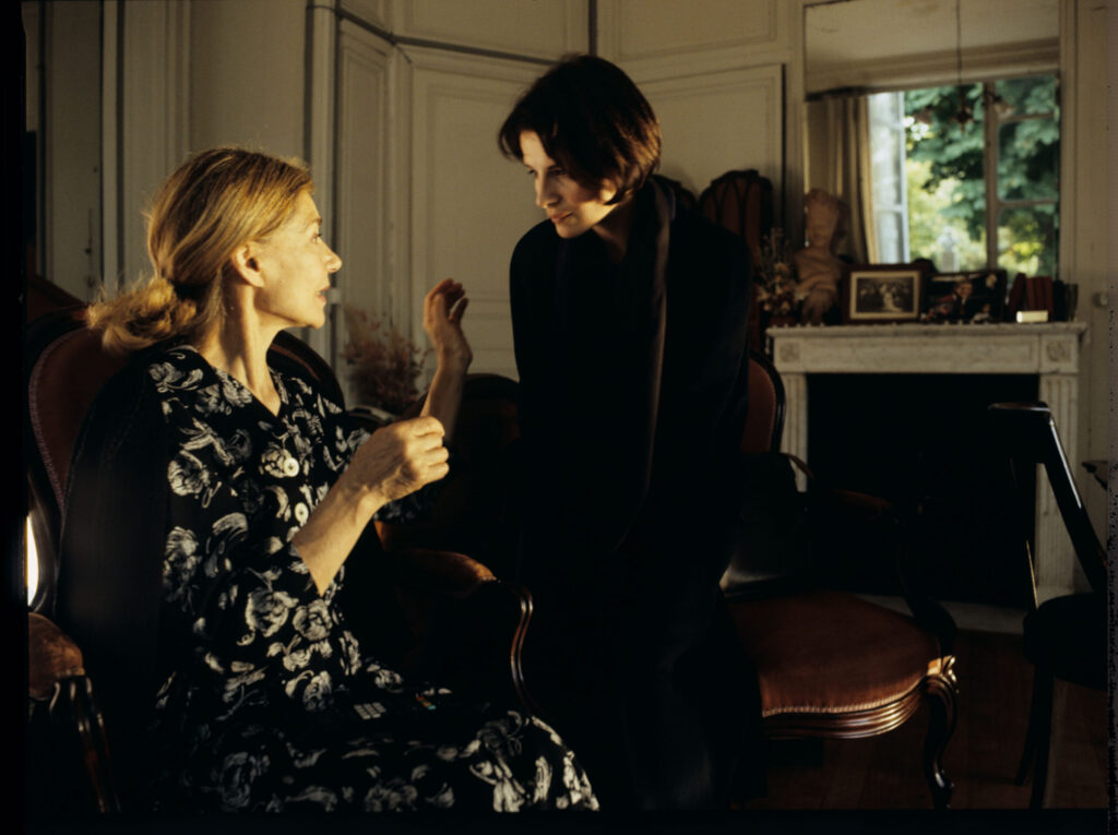 Julie (Juliette Binoche) visiting her mother (Emmanuelle Riva) in a home.
