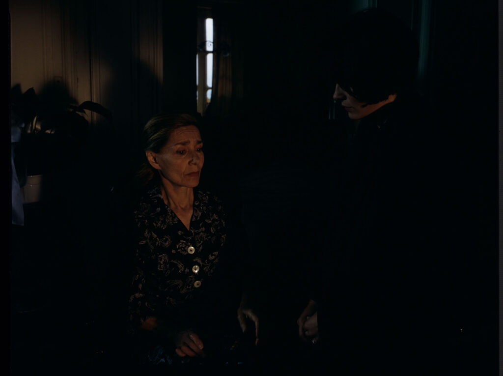 Julie (Juliette Binoche) odwiedzająca matkę (Emmanuelle Riva) w domu opieki.