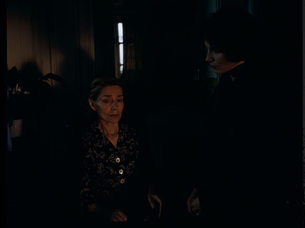 Julie (Juliette Binoche) visiting her mother (Emmanuelle Riva) in a home.