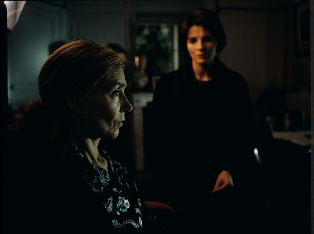 Julie (Juliette Binoche) visiting her mother (Emmanuelle Riva) in a home.