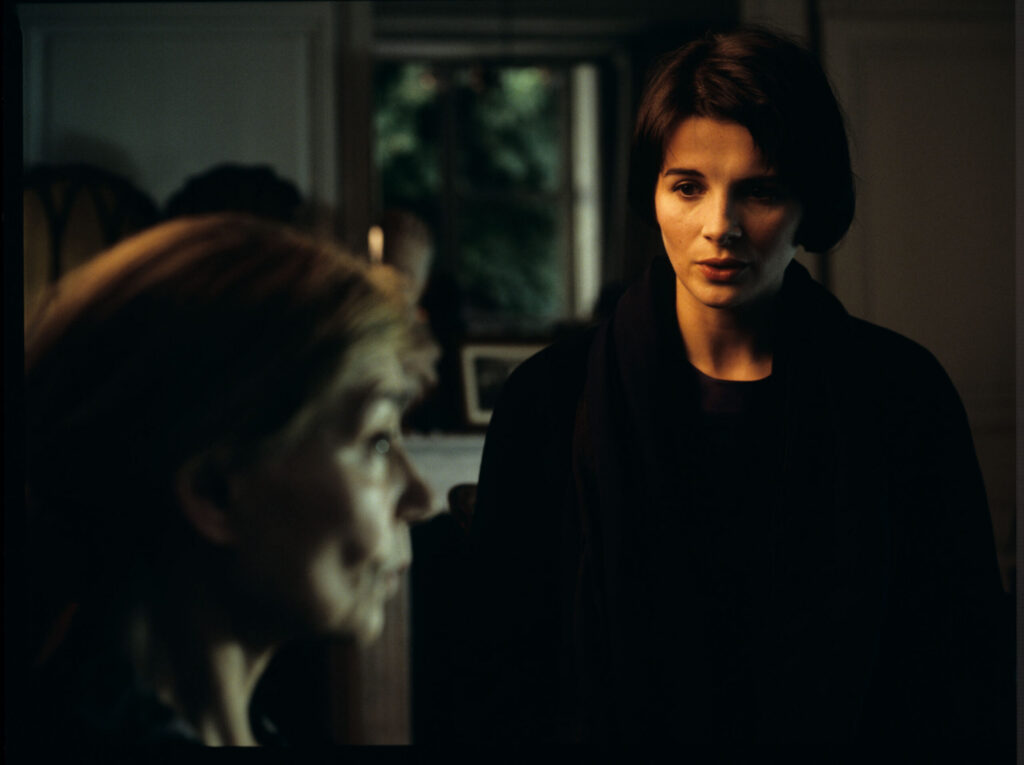 Julie (Juliette Binoche) visiting her mother (Emmanuelle Riva) in a home.