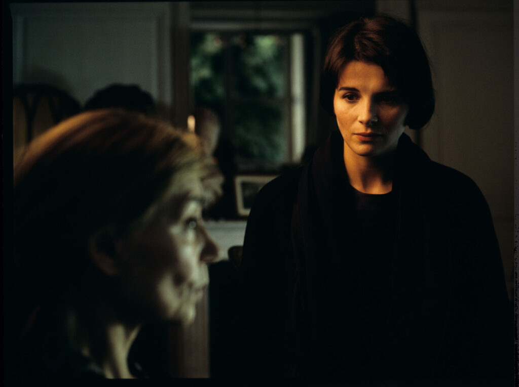 Julie (Juliette Binoche) odwiedzająca matkę (Emmanuelle Riva) w domu opieki.