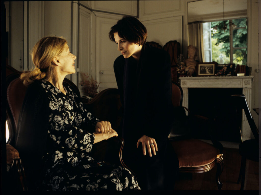 Julie (Juliette Binoche) visiting her mother (Emmanuelle Riva) in a home.