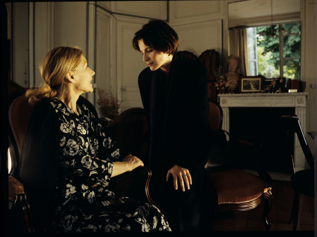 Julie (Juliette Binoche) odwiedzająca matkę (Emmanuelle Riva) w domu opieki.