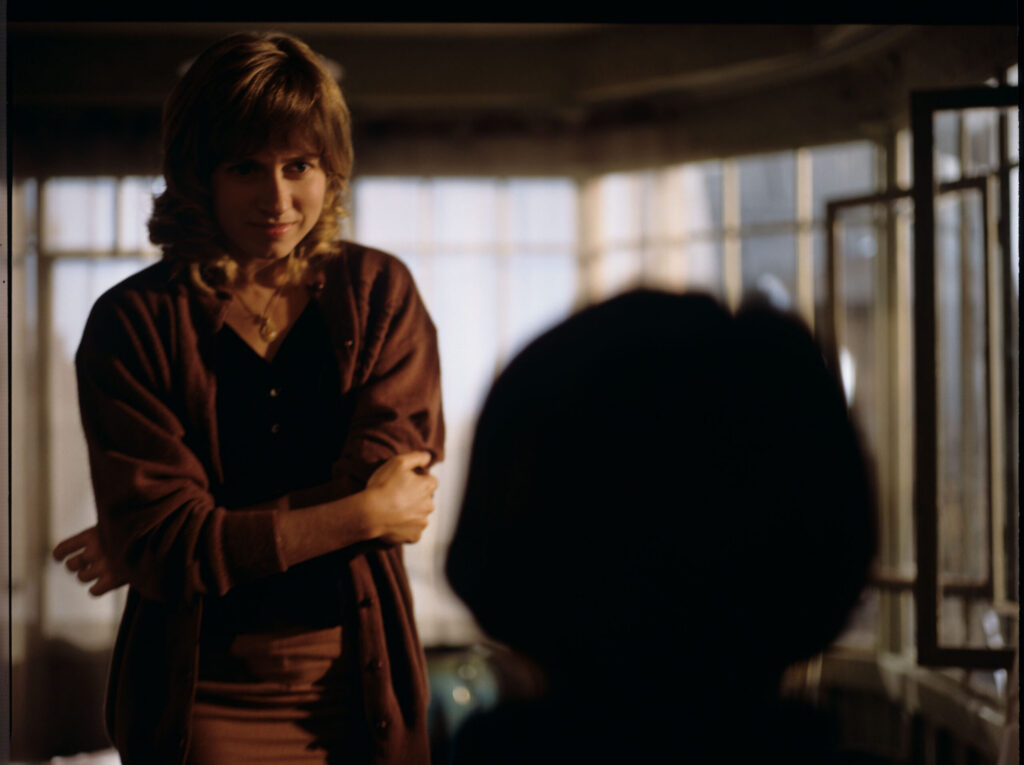 Lucille (Very) visits Julie (Binoche) to thank her for not signing a petition to have her removed from her apartment.