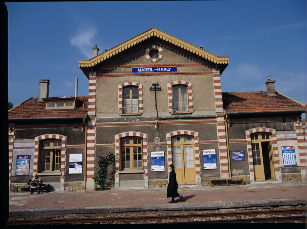 Julie (Juliette Binoche) at the railway station in a town near Paris. The scene was not shown in the film.