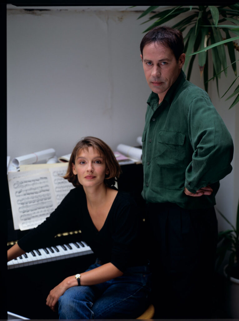 Patrice de Courcy (Hugues Quester) and the copyist (Florence Vignon) in one of many family photos.