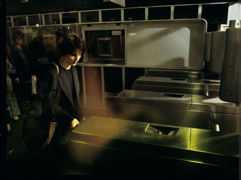 Julie (Juliette Binoche) returns to Paris after visiting her country estate. The scene did not appear in the film.