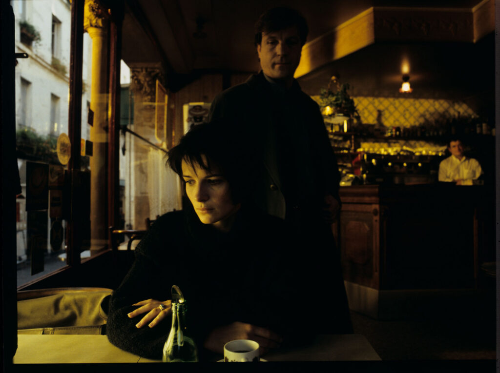 Olivier (Benoît Régent) finds Julie (Juliette Binoche) after months of searching and meets her at a café.