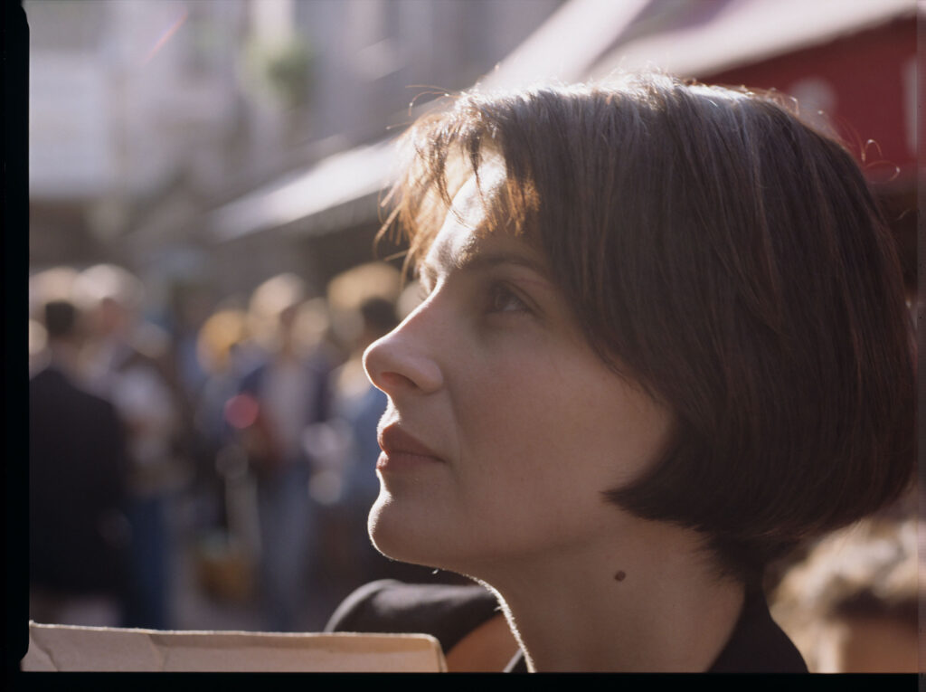 Po opuszczeniu swojej wiejskiej rezydencji, Julie (Juliette Binoche) przybywa do Paryża, aby tu rozpocząć nowe życie.