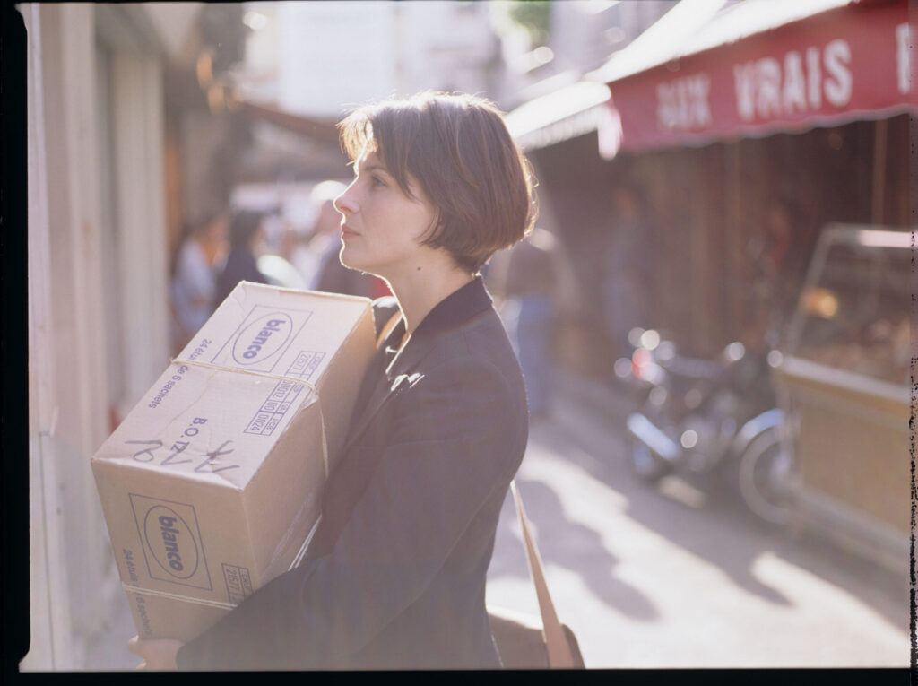 After leaving her country house, Julie (Juliette Binoche) comes to Paris to start a new life.