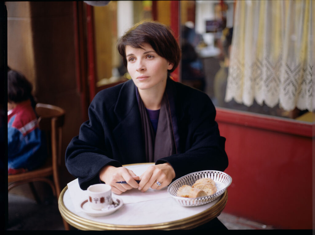 Julie (Juliette Binoche) nad filiżanką kawy w kawiarni, której picie stało się jej codziennym rytuałem.