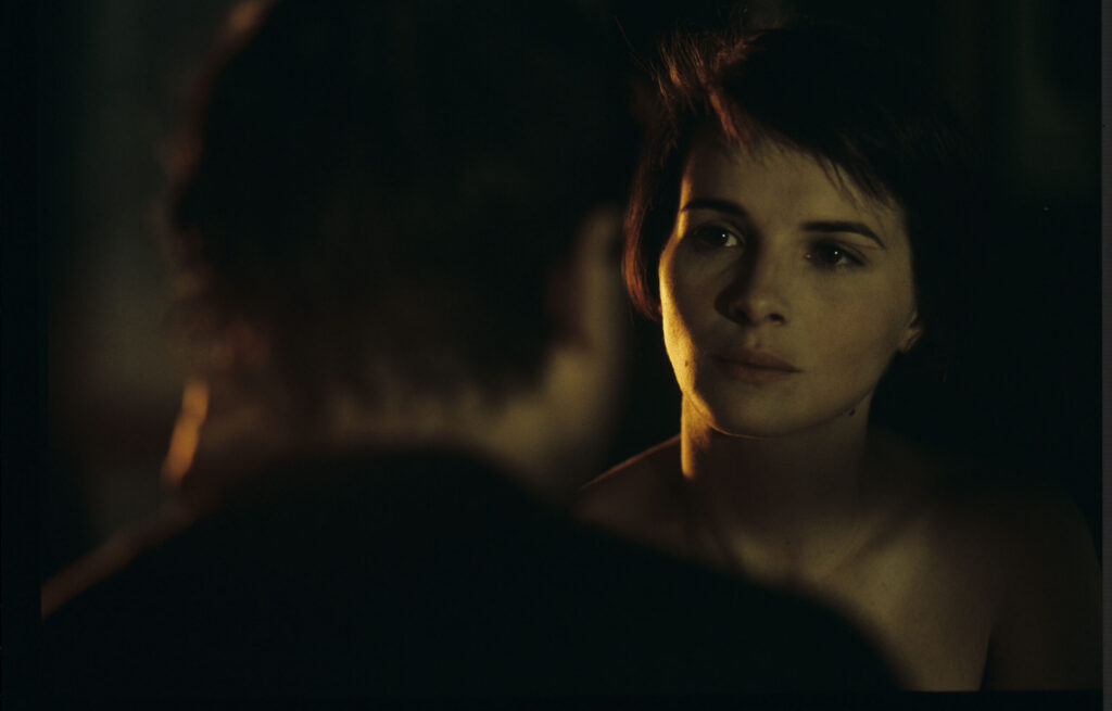 Julie (Juliette Binoche) and Olivier (Benoît Régent) during a meeting at Julie's residence near Paris.