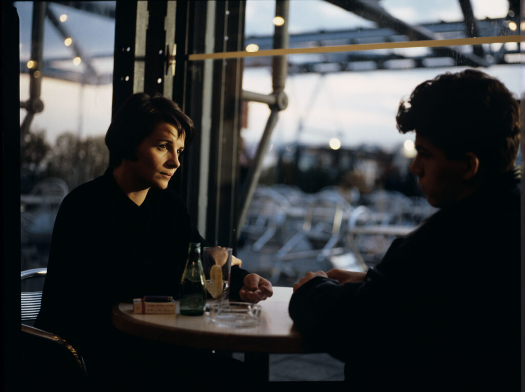 Julie (Binoche) spotyka się w kawiarni z chłopcem, świadkiem wypadku samochodowego, w którym zginęli jej mąż i córka.