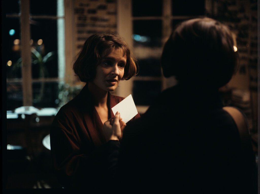 Kopistka (Florence Vignon) przekazuje Julie (Juliette Binoche) wizytówkę z adresem i telefonem Oliwiera.