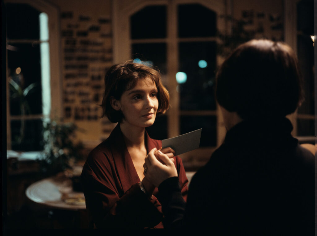 Kopistka (Florence Vignon) przekazuje Julie (Juliette Binoche) wizytówkę z adresem i telefonem Oliwiera.