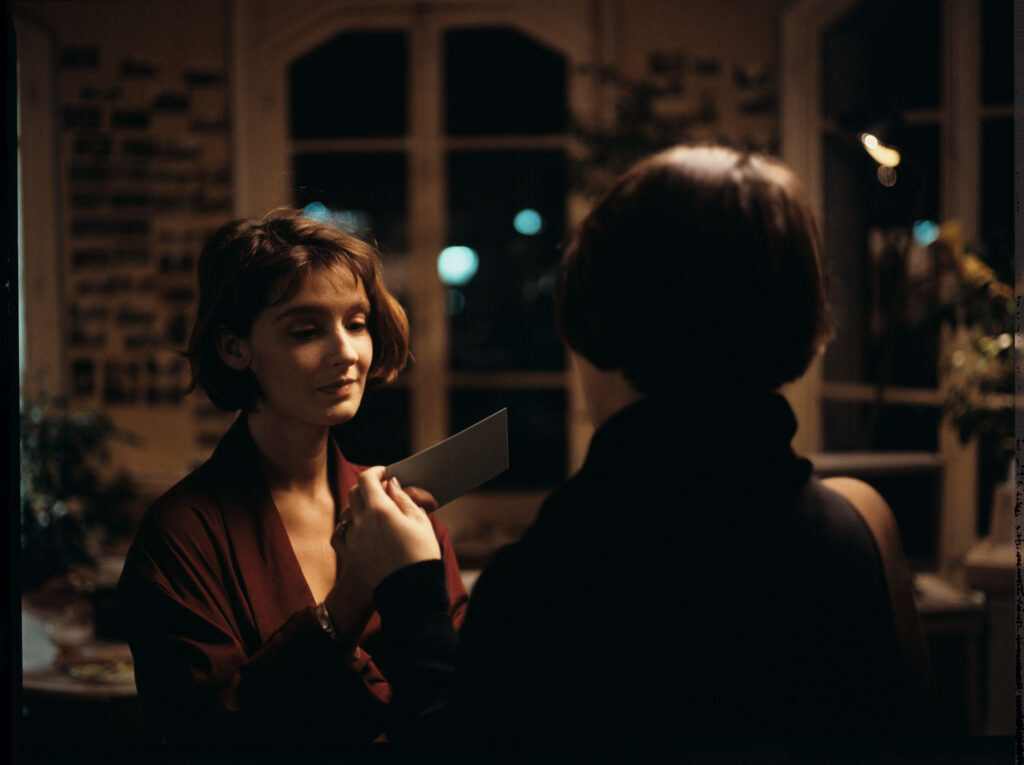 Kopistka (Florence Vignon) przekazuje Julie (Juliette Binoche) wizytówkę z adresem i telefonem Oliwiera.