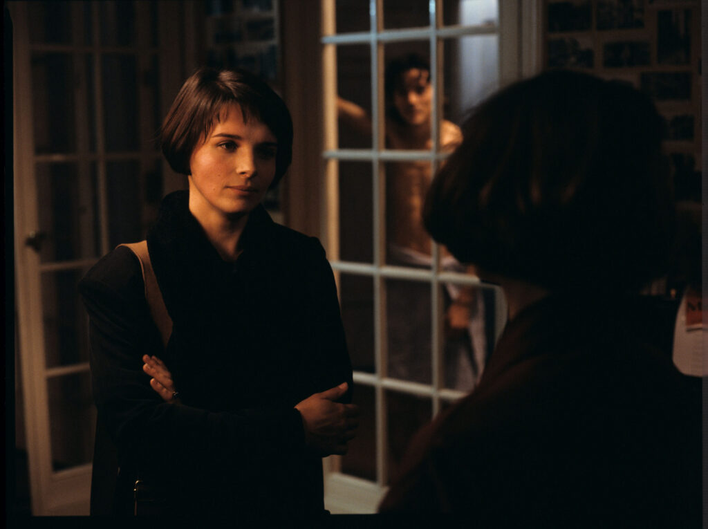 Julie (Juliette Binoche) comes to the copyist (Florence Vignon) to get Olivier's phone number and address.