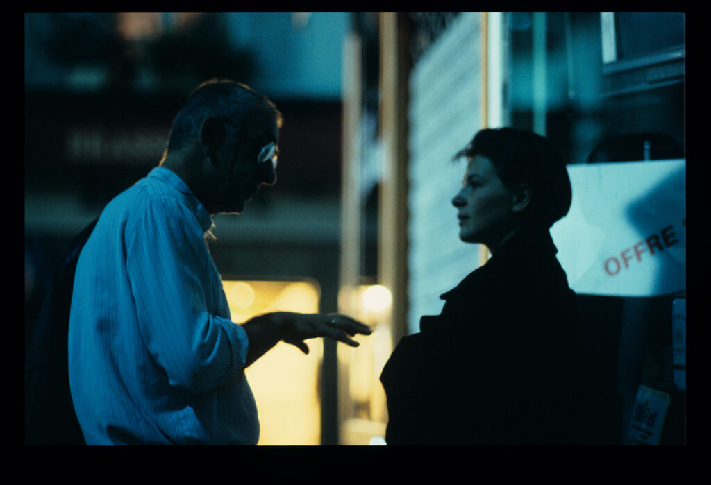 Krzysztof Kieślowski (reżyser) udziela wskazówek aktorce Juliette Binoche podczas realizacji jednej ze scen.