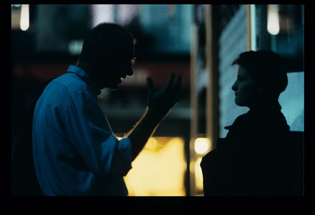 Krzysztof Kieślowski (reżyser) udziela wskazówek aktorce Juliette Binoche podczas realizacji jednej ze scen.