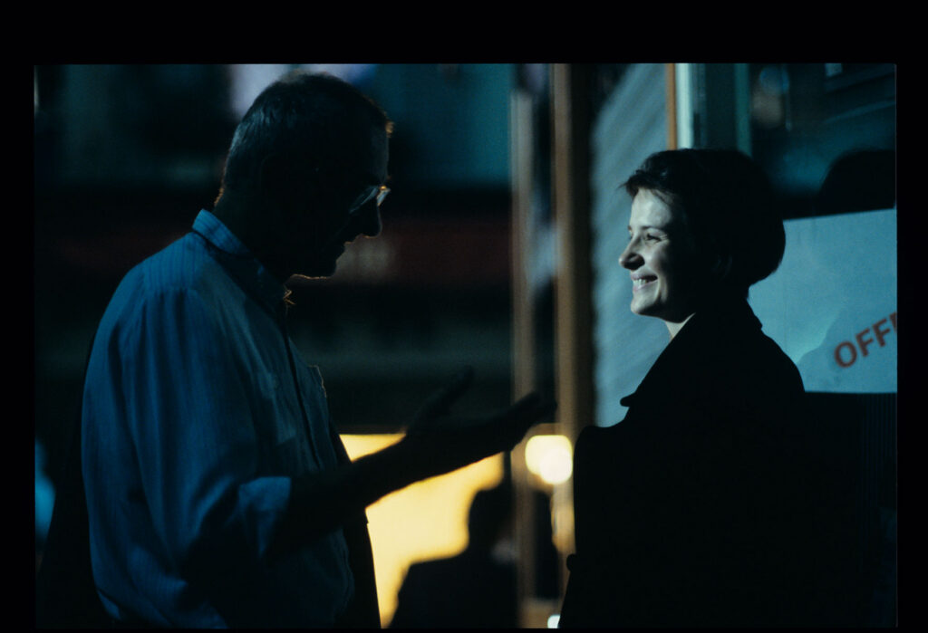 Krzysztof Kieślowski (reżyser) udziela wskazówek aktorce Juliette Binoche podczas realizacji jednej ze scen.