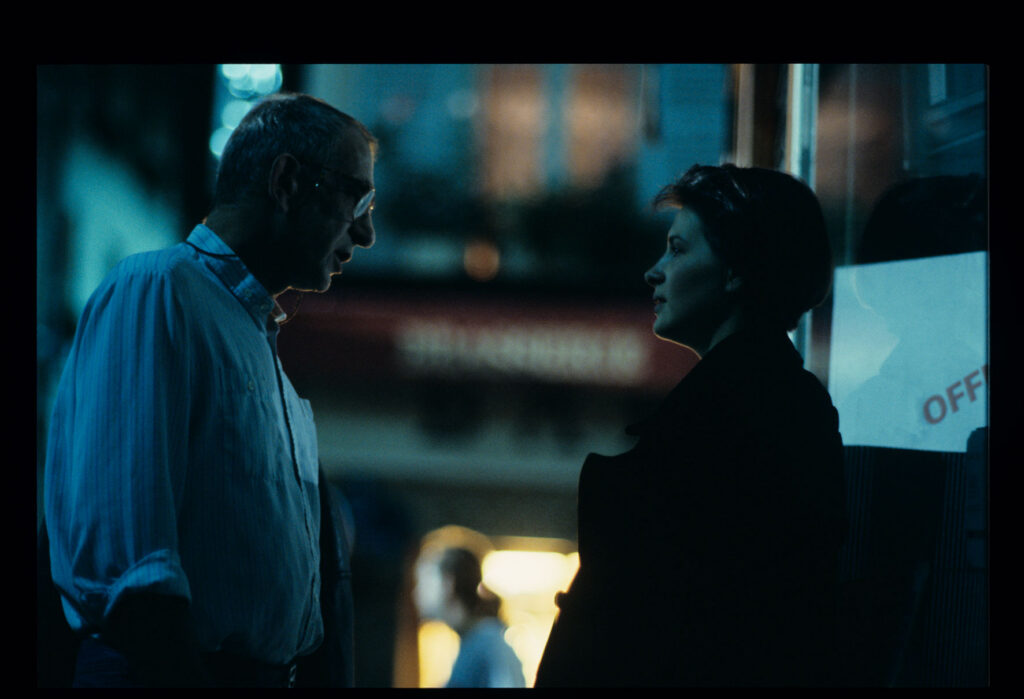 Krzysztof Kieślowski (reżyser) udziela wskazówek aktorce Juliette Binoche podczas realizacji jednej ze scen.