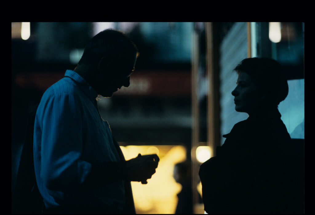 Krzysztof Kieślowski (reżyser) udziela wskazówek aktorce Juliette Binoche podczas realizacji jednej ze scen.