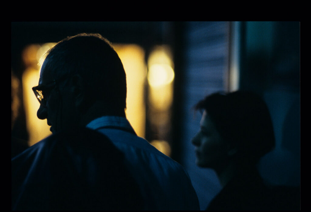 Krzysztof Kieślowski (reżyser) udziela wskazówek aktorce Juliette Binoche podczas realizacji jednej ze scen.
