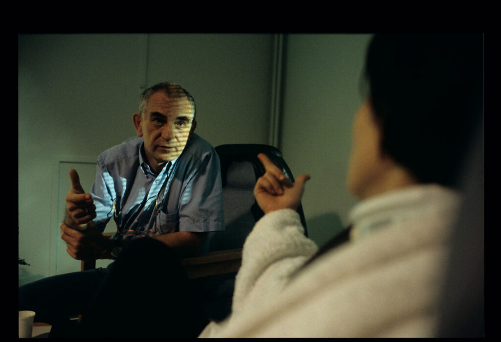 Krzysztof Kieślowski (reżyser) udziela wskazówek aktorce Juliette Binoche podczas realizacji sceny w szpitalu.