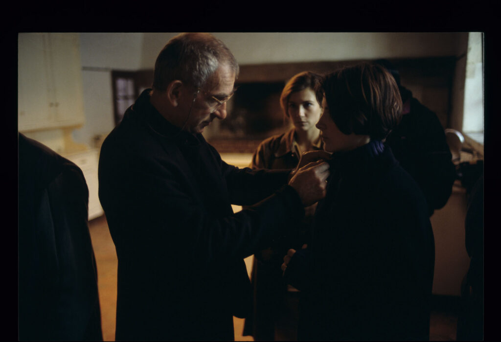 Kieślowski (reżyser) przygotowuje aktorkę Binoche do sceny spotkania z Sandrine (Pernel) w podparyskiej posiadłości.