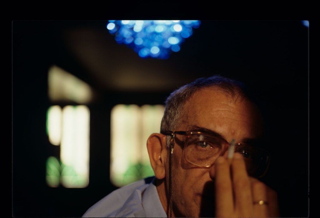 Krzysztof Kieślowski (reżyser) na planie zdjęciowym w mieszkaniu Julie w Paryżu.