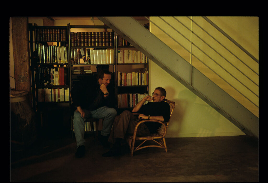 Zbigniew Preisner (kompozytor muzyki do filmu) i Krzysztof Kieślowski (reżyser) na planie zdjęciowym w mieszkaniu Oliviera.