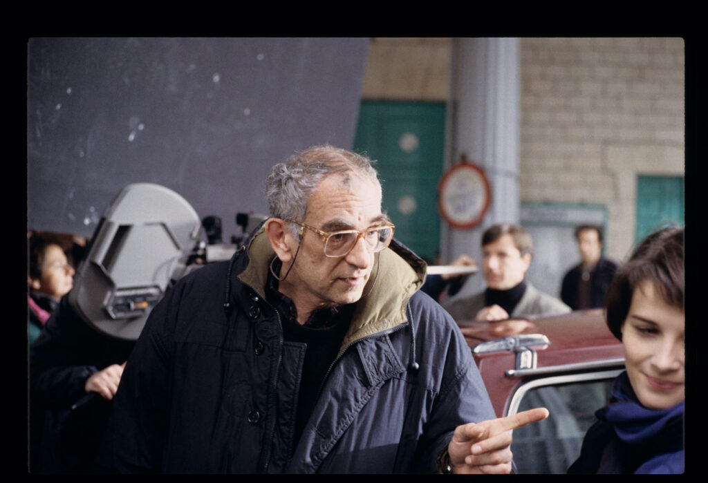 Kieślowski (reżyser) udziela wskazówek aktorce podczas przygotowań do sceny zatrzymania samochodu Oliviera przez Julie.