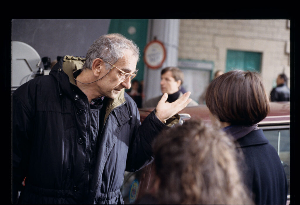 Kieślowski (reżyser) udziela wskazówek aktorce podczas przygotowań do sceny zatrzymania samochodu Oliviera przez Julie.
