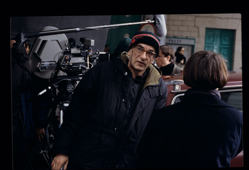 Kieślowski (reżyser) udziela wskazówek aktorce podczas przygotowań do sceny zatrzymania samochodu Oliviera przez Julie.