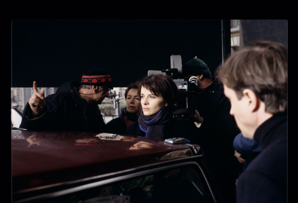 Kieślowski (reżyser) udziela wskazówek aktorce podczas przygotowań do sceny zatrzymania samochodu Oliviera przez Julie.