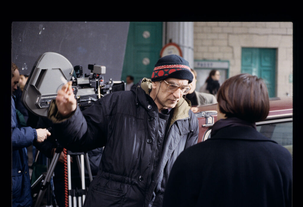 Kieślowski (reżyser) udziela wskazówek aktorce podczas przygotowań do sceny zatrzymania samochodu Oliviera przez Julie.