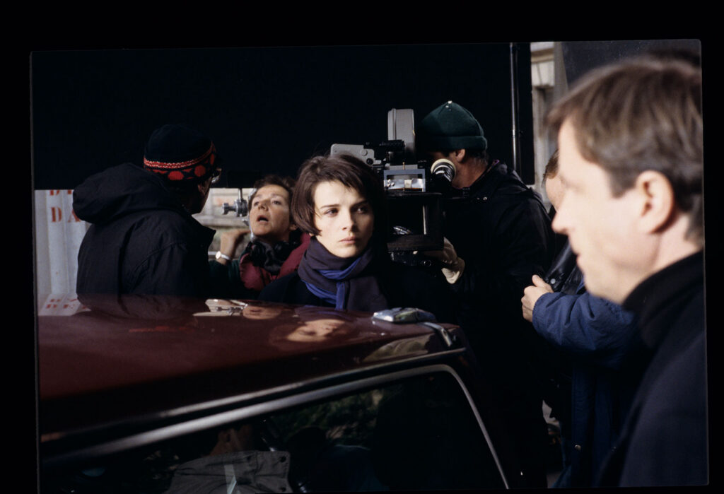 Kręcenie sceny rozmowy Julie i Oliviera przy samochodzie. Na zdjęciu aktorzy oraz reżyser Kieślowski i operator Idziak.