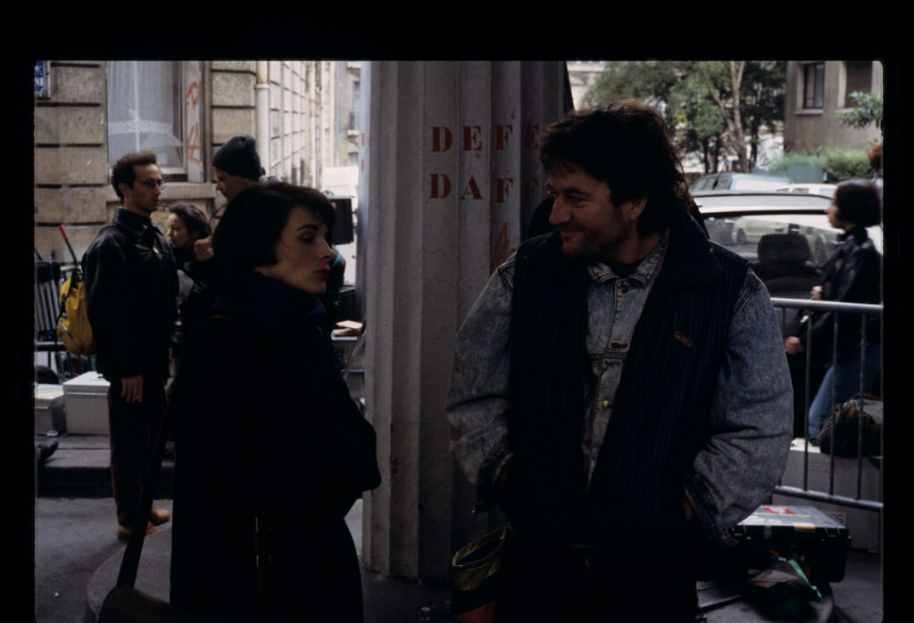 Hans Meier (szef ekipy oświetleniowej) i Juliette Binoche (aktorka) podczas rozmowy w przerwie między ujęciami.