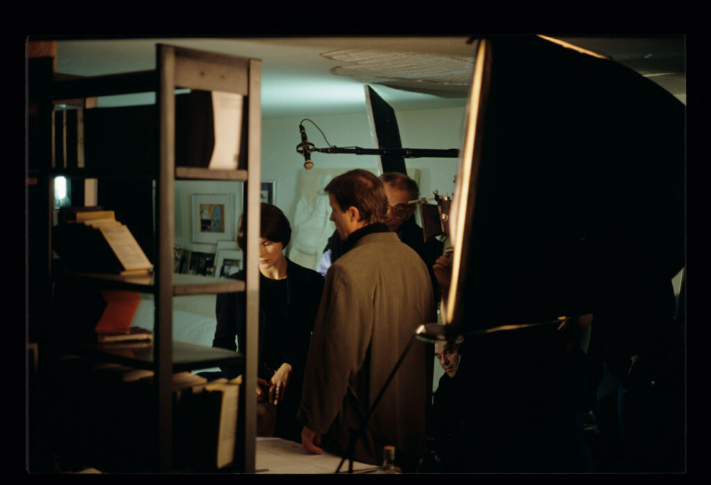 Nagrywanie sceny rozmowy Julie i Oliviera. Na zdjęciu aktorzy oraz reżyser Krzysztof Kieślowski.