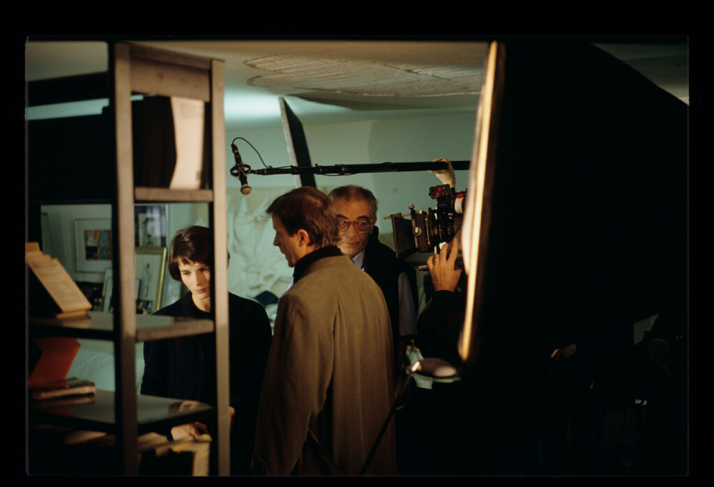 Nagrywanie sceny rozmowy Julie i Oliviera. Na zdjęciu aktorzy oraz reżyser Krzysztof Kieślowski.
