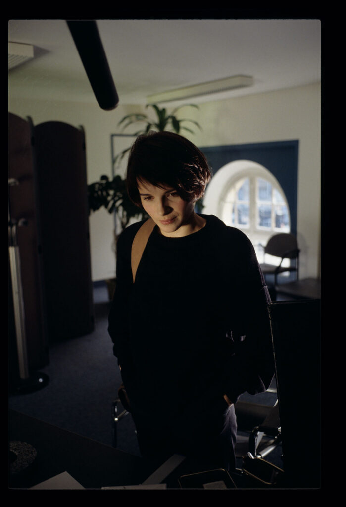 Nagrywanie sceny w agencji wynajmu nieruchomości. Na zdjęciu aktorka Juliette Binoche (jako Julie).
