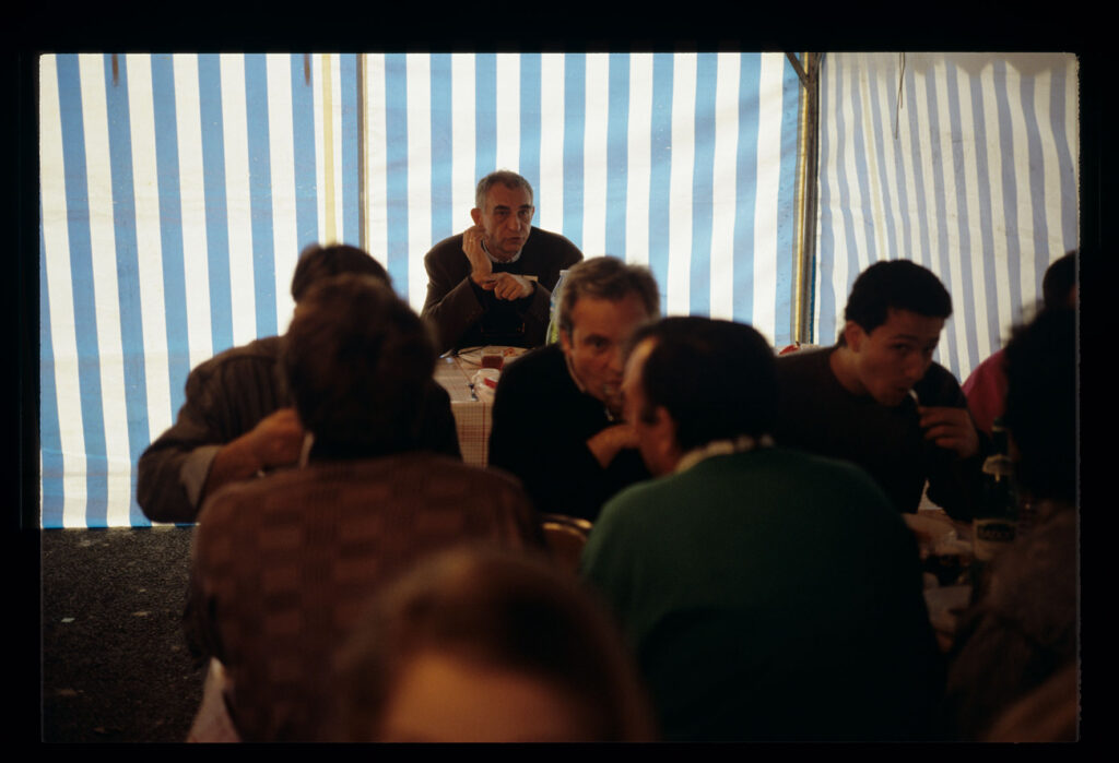 Ekipa przy posiłku podczas przerwy między zdjęciami. Przy ostatnim stole siedzi samotnie reżyser Krzysztof Kieślowski.
