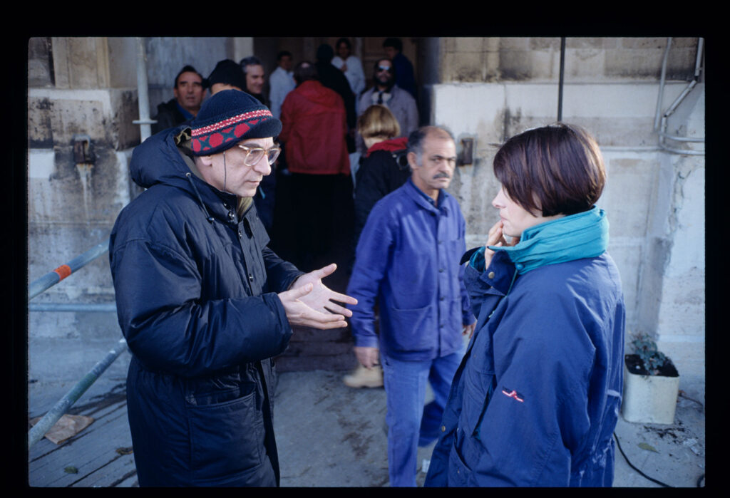 Krzysztof Kieślowski (reżyser) i Juliette Binoche (odtwórczyni roli Julie) na planie zdjęciowym.