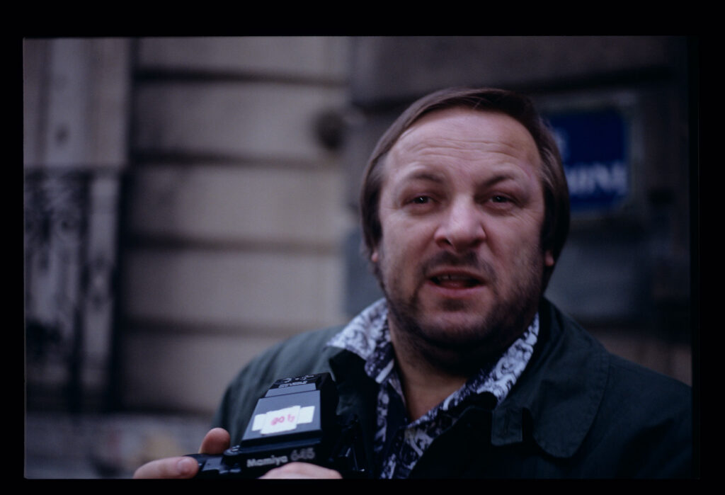 Zbigniew Preisner (kompozytor muzyki do filmu) z aparatem fotograficznym.
