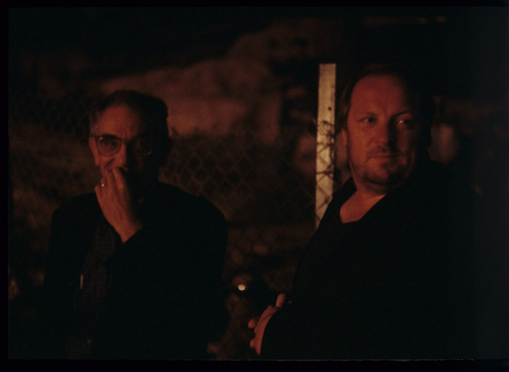 Krzysztof Kieślowski (reżyser) i Zbigniew Preisner (kompozytor muzyki do filmu) na planie zdjęciowym.