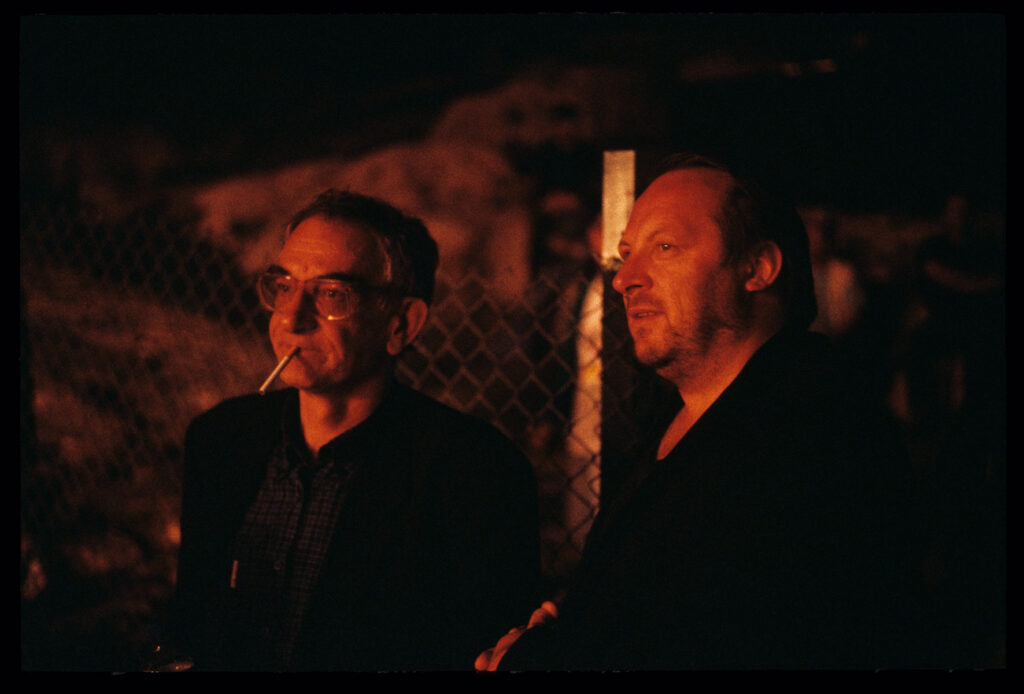 Krzysztof Kieślowski (reżyser) i Zbigniew Preisner (kompozytor muzyki do filmu) na planie zdjęciowym.